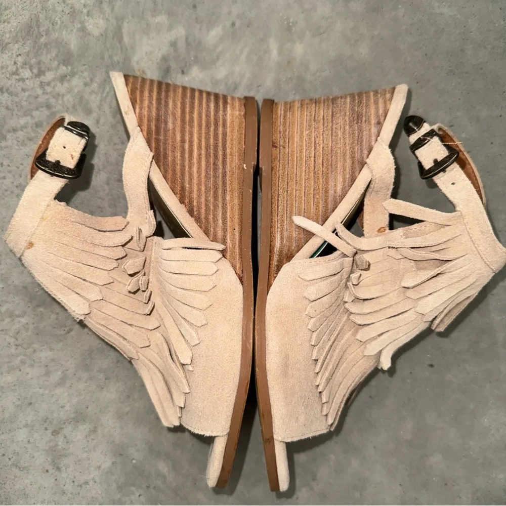 Very Volatile Suede Leather Fringe Wedge Heel Sandals Western Boho Tan Womens 9